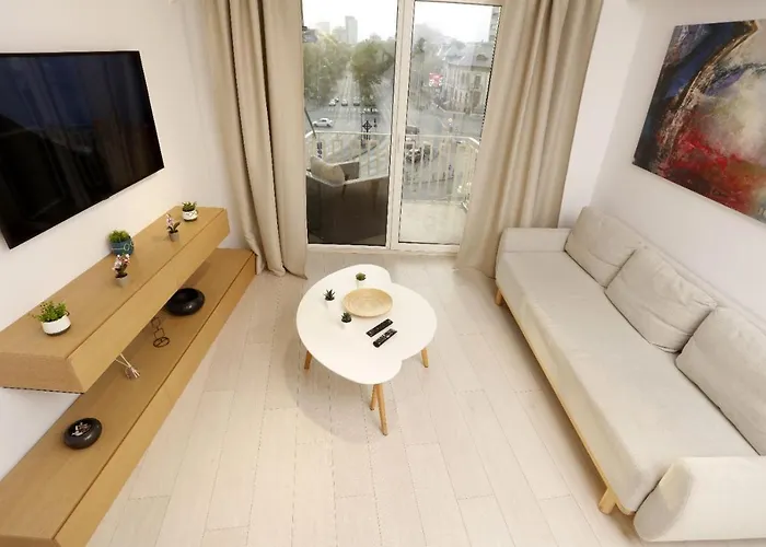 2 Bedroom With Amazing View In Center *